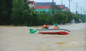 Huy động ghe của ngư dân chở hàng cứu trợ