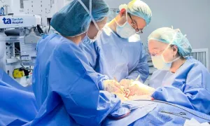 U ung thư tuyến mang tai xâm lấn dây thần kinh người phụ nữ